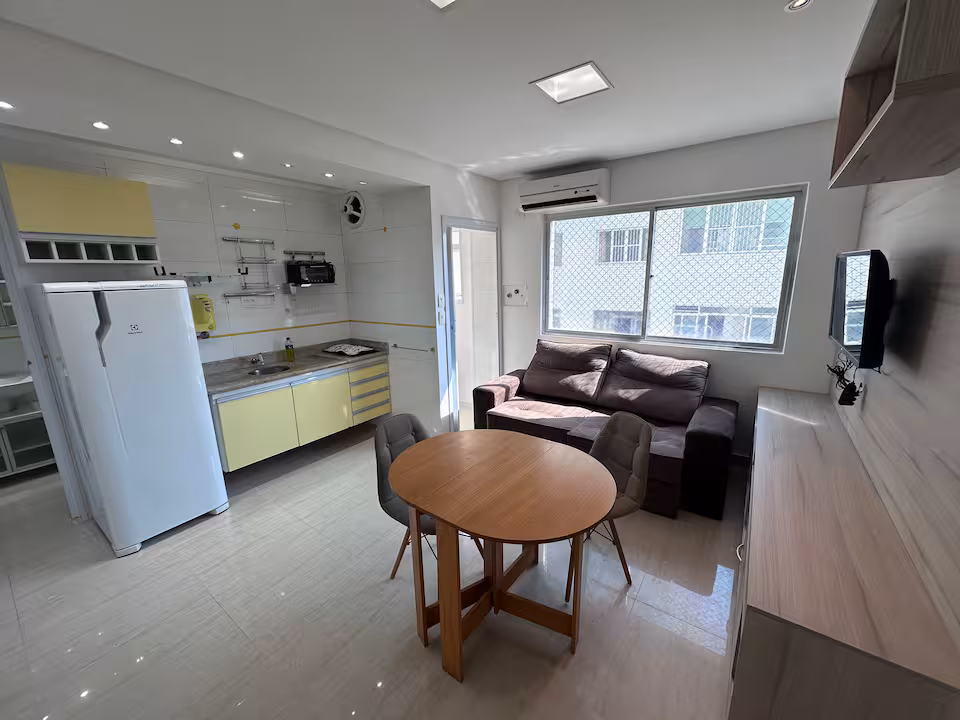 Sala do apartamento KeyDom no Boqueirão, em Praia Grande